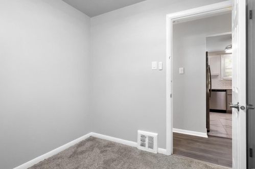 1044 Renshaw Dr, Saint Louis MO 63135-2833 exterior