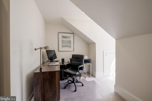 1456 Harvest Xing Dr, Mc Lean VA 22101-5651 exterior