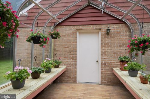 13508 Maidstone Ln, Rockville MD 20854-1030 exterior