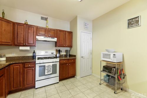 62 Frst Dr, Piscataway NJ 08854-2276 exterior