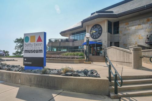 1633 Prospect Ave, Milwaukee WI  53202-2494 exterior