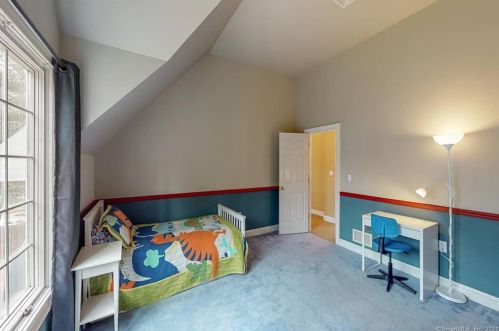 11 Chiltern St, Farmington CT 06032-1533 exterior