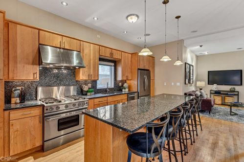 1506 Wolfram St, Chicago IL 60657-4017 exterior