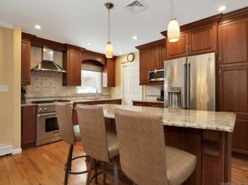 6 Arnold Ln, Commack NY 11725-3901 exterior