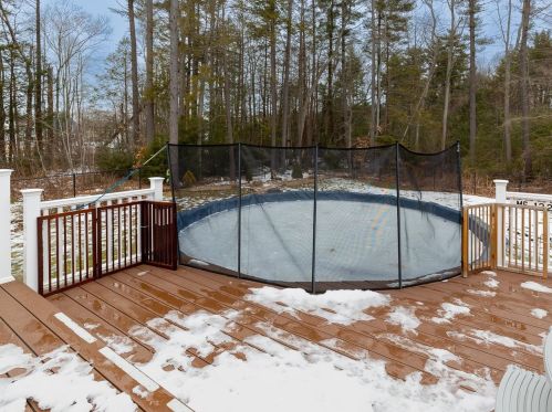 67 Ledge Rd, Seabrook NH 03874-4314 exterior