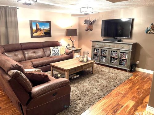 195 Shelly Louise Dr, Sandy UT 84070-4212 exterior