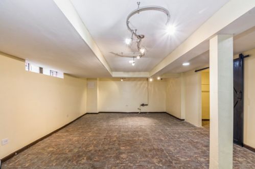 9024 Oglesby Ave, Chicago IL 60617-3931 exterior