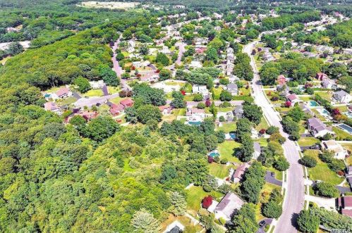 50 Annandale Rd, Commack, NY 11725-1746