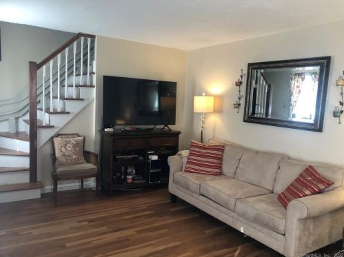 25 Pearl St, Windsor Locks CT 06096-1421 exterior