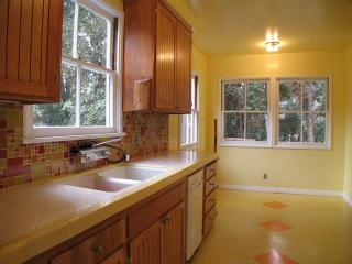 1185 Mcclellan Dr, Los Angeles CA  90049-5820 exterior