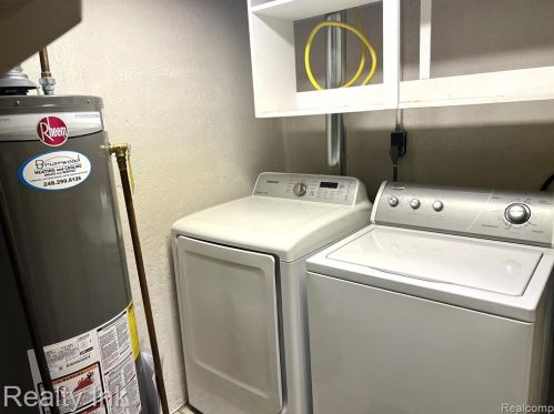 1527 Charter Oak Dr, Rochester MI 48309-2703 exterior