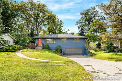 1845 Bonneville Dr, Meskegon MI 49441-3709 exterior