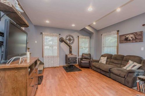 1370 Walnut Ave, Bohemia NY 11716-2110 exterior