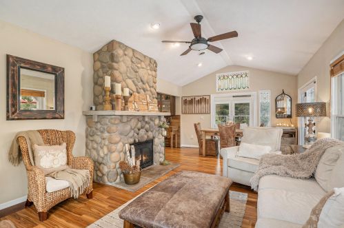 3272 Thorncrest Dr, Grand Rapids MI 49546-7353 exterior