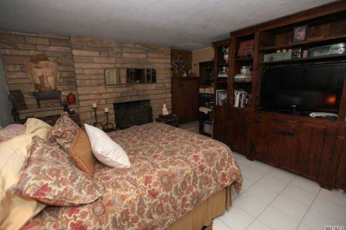 2 Crabapple Ln, Commack NY 11725-2404 exterior