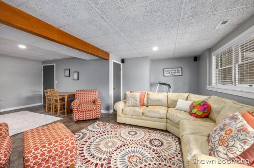 7497 Sunview Dr, Grand Rapids MI 49548-7382 exterior