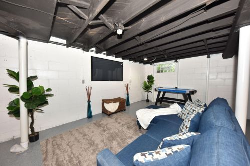 2926 Bobolink Ave, Milwaukee WI  53209-4248 exterior