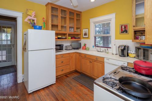 1602 Grand Ave, Kalamazoo MI 49006-4489 exterior