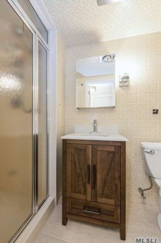 840 Fanwood Ave, Valley Stream NY 11581-3102 exterior