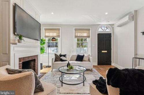 131 Bainbridge St, Philadelphia PA 19147-1810 exterior