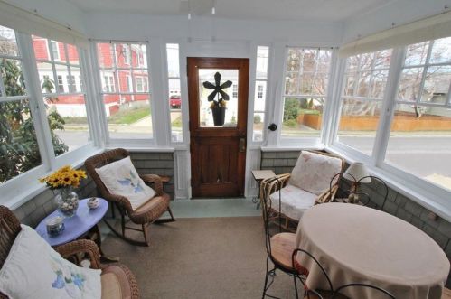 135 Gibbs Ave, Middletown RI 02840-2258 exterior