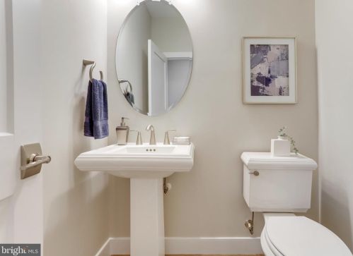 920 Darton Dr, Alexandria VA 22308-2021 exterior