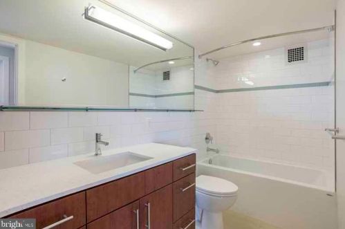 2202 Benjamin Franklin Pkwy, Philadelphia PA  19130-3604 exterior