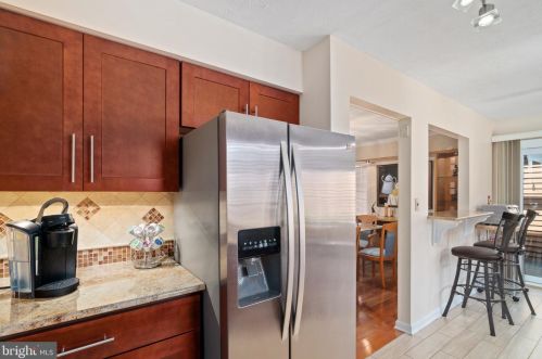 9 Riverbend Dr, New Brunswick NJ 08902-1100 exterior