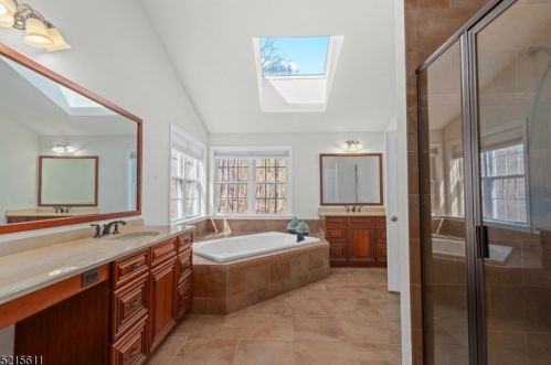 8 Sovereign Dr, Roxbury Township NJ  07836-0230 exterior