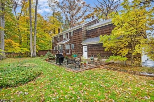 32 Meadowbrook Rd, Dover, NJ 07869-3827