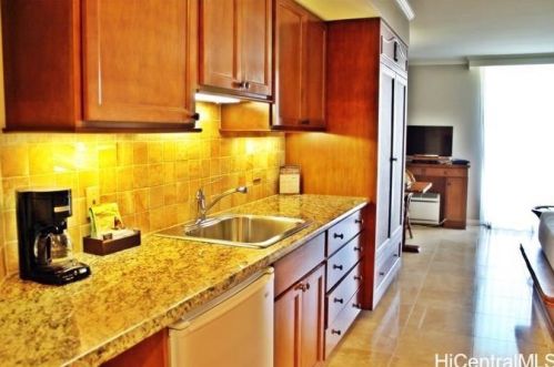 2045 Kalakaua Ave, Honolulu HI 96815-5118 exterior