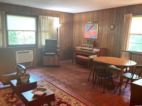 5 Balfour St, Valley Stream NY 11580-1524 exterior