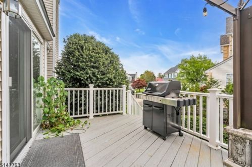 37 Heinrick Way, Bridgewater NJ 08807-5660 exterior