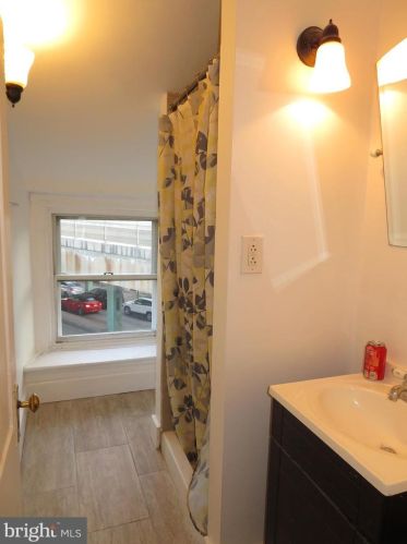 123 Levering St, Philadelphia PA 19127-1403 exterior