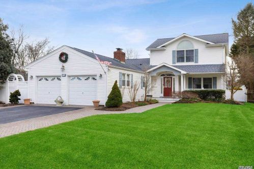 218 Woodsome Rd, Babylon, NY 11702-3321