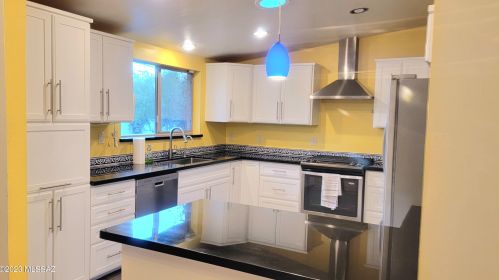 5241 Hawthorne Pl, Tucson, AZ 85711-1318