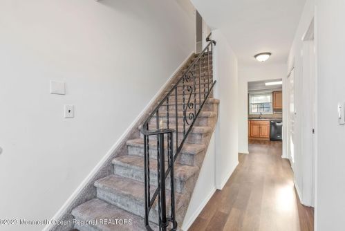 16 Bonnie Dr, Middletown, NJ 07748-5108