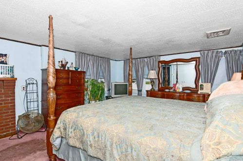 273 Essex St, Babylon NY 11704-2108 exterior