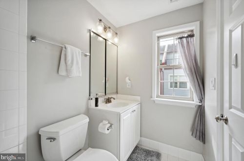 202 Admirals Way, Philadelphia PA 19146-5213 exterior