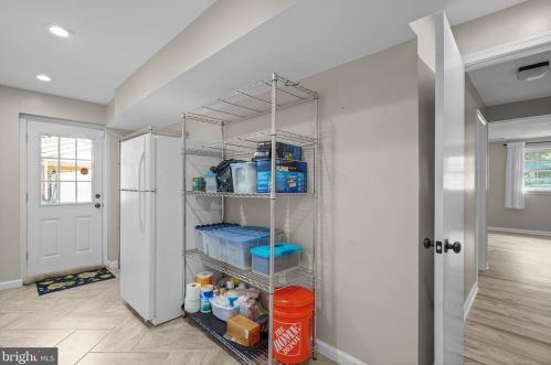 18011 Ml Crk Dr, Rockville MD 20855-1023 exterior