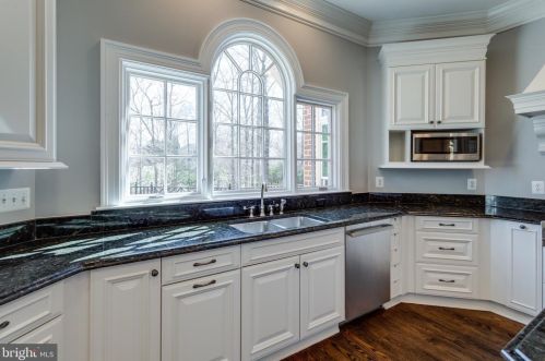 884 Alvermar Rdg Dr, Mc Lean VA 22102-1435 exterior