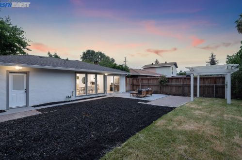 1143 Carey Dr, Concord CA 94520-4337 exterior