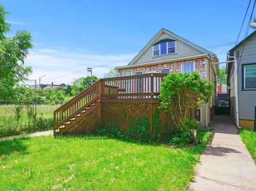 8848 Houston Ave, Chicago, IL 60617-3231