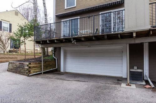 1439 Lantern Ln, Rochester MI 48306-4240 exterior