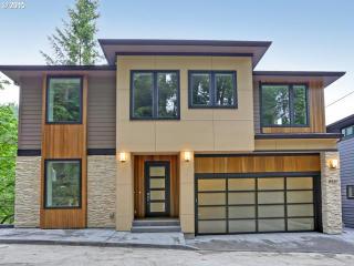 3131 Champlain Dr, Portland, OR 97205-5877