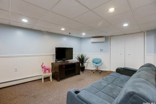 69 Kendrick Ln, Huntington Station NY 11746-7829 exterior