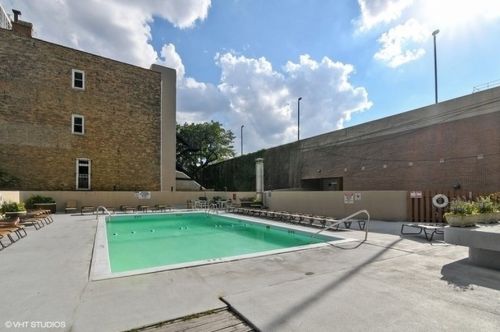 1660 La Salle St, Chicago IL  exterior