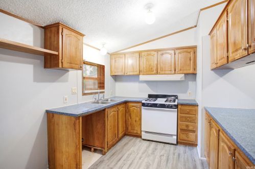 921 4 St, Mishawaka IN 46544-2703 exterior