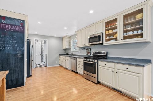 2390 Summer Oak Cir, Sandy UT 84092-5671 exterior