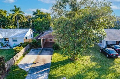 662 105 Ave, Naples FL 34108-1840 exterior